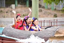 フリュームライドに乗って登場する坂井仁香、杏ジュリア、辻野かなみ。