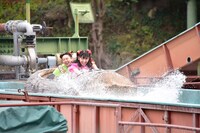 フリュームライドに乗って登場する吉川ひより、小泉遥香。