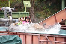 フリュームライドに乗って登場する吉川ひより、小泉遥香。