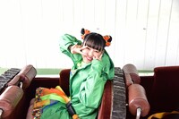 ジェットコースターに乗る吉川ひより。