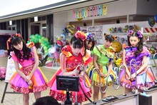 アーケードゲームコーナーでイライラ棒のゲームに挑戦する坂井仁香。