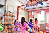 アーケードゲームコーナーでバスケットボールのゲームに挑戦するとき宣メンバー。