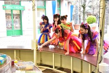 輪投げに挑戦する坂井仁香。