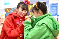 おもちゃで遊ぶ坂井仁香と吉川ひより。