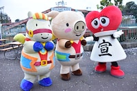 としまえんの公式キャラクターのエル・ドラドとカルーセル、とき宣の公式キャラクターのパブりん。