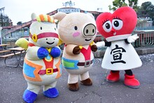 としまえんの公式キャラクターのエル・ドラドとカルーセル、とき宣の公式キャラクターのパブりん。