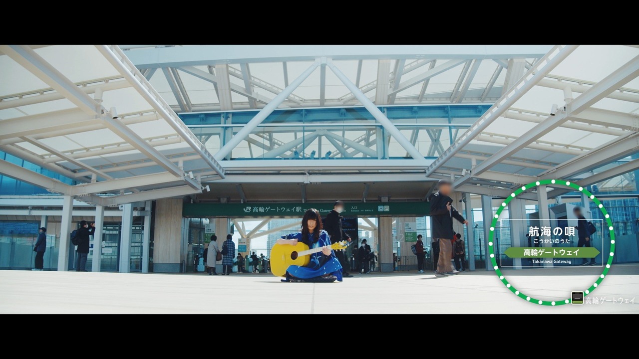 さユり「め」トレイラー映像より、高輪ゲートウェイ駅で歌うさユり。