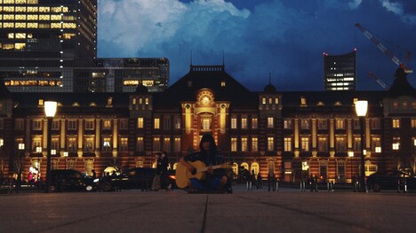 さユり「め」トレイラー映像より、東京駅前で歌うさユり。