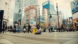 さユり「め」トレイラー映像より、秋葉原で歌うさユり。