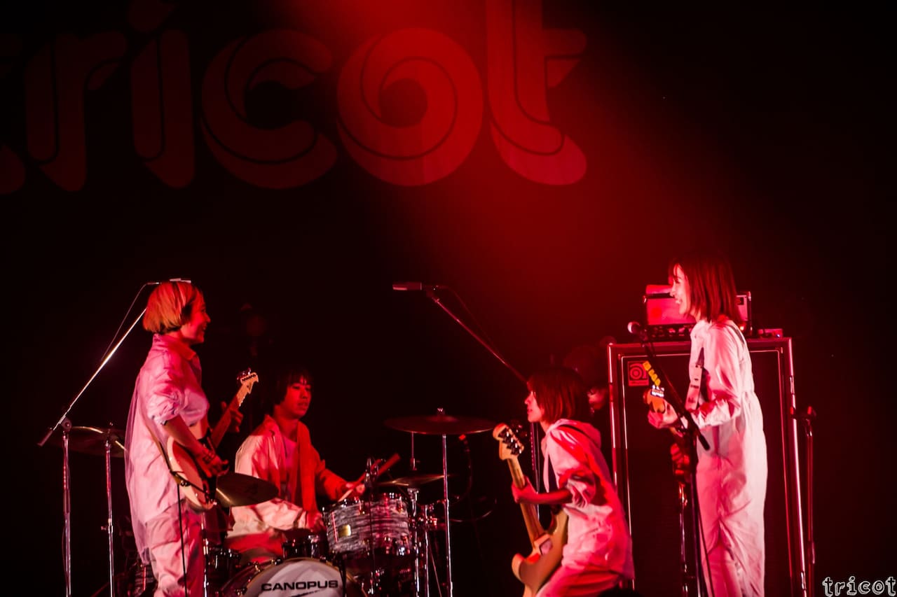 tricot「混ぜるな危険」ライブ映像公開、電子チケット制ライブ「猿芝居」開催決定