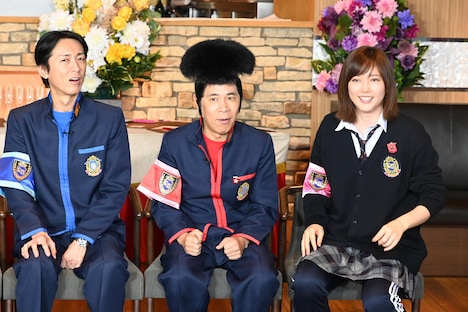 左から矢部浩之、岡村隆史、本田翼。(c)日本テレビ