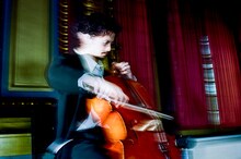 「N.HOOLYWOOD」のショーでパフォーマンスする常田大希。（Photo by Jiro Konami）