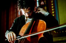 「N.HOOLYWOOD」のショーでパフォーマンスする常田大希。（Photo by Jiro Konami）