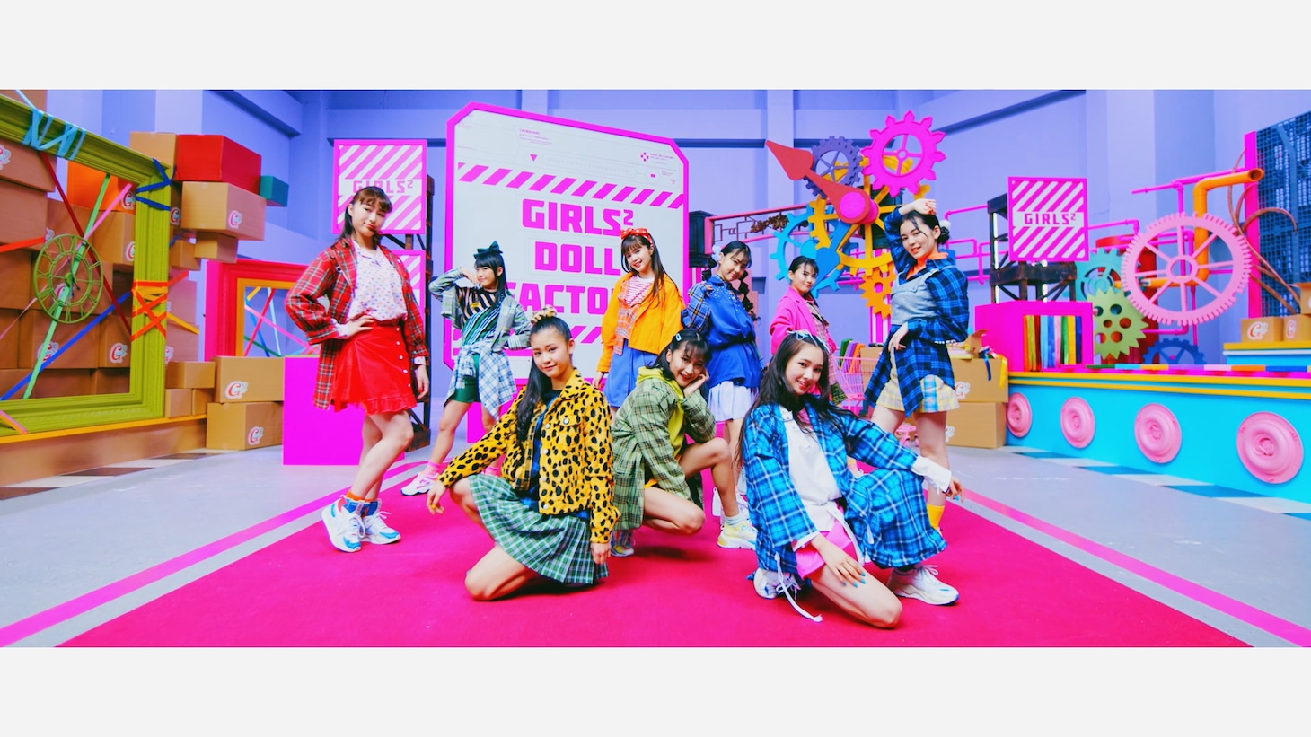 Girls2「チュワパネ！」ミュージックビデオのサムネイル。