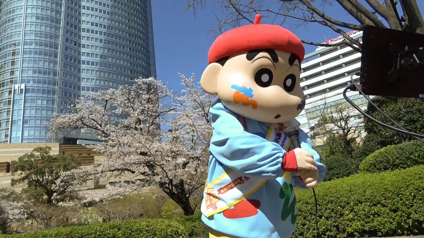 「ハルノヒ」を歌唱する野原しんのすけ。