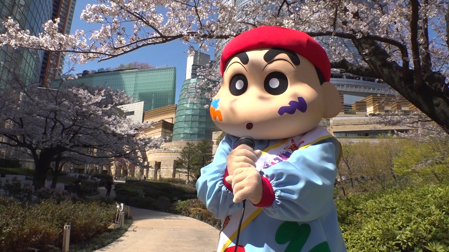 「ハルノヒ」を歌唱する野原しんのすけ。