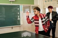 狙いを定める数原龍友（左）とそれを見守る中務裕太（右）。（撮影：荒金大介）