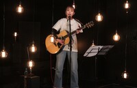 昨日4月3日に配信されたライブ「僕はまだ歌い続ける」のワンシーン。