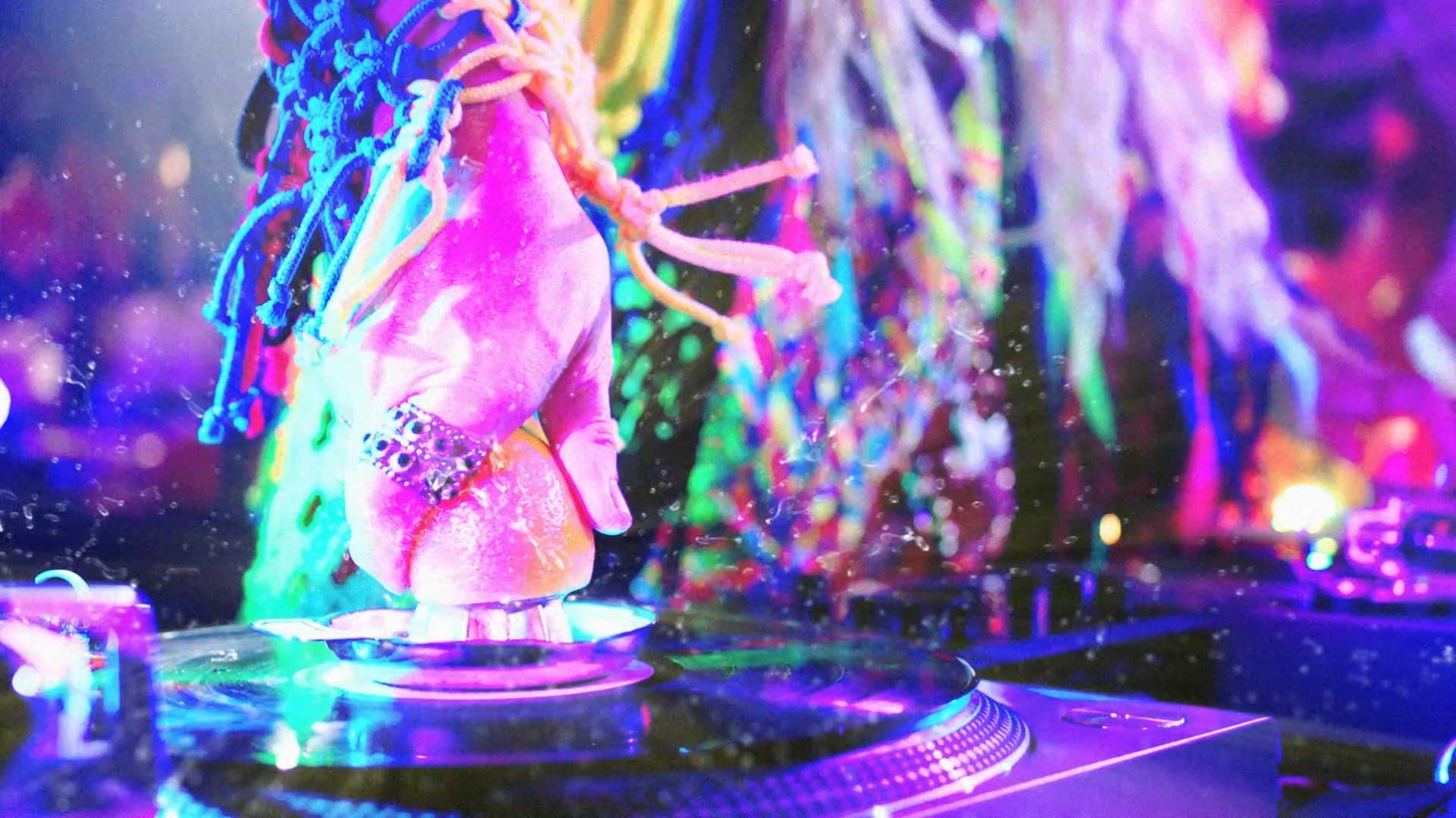 日本蒸留酒酒造組合CM「DJ KOO類、誕生」編より。