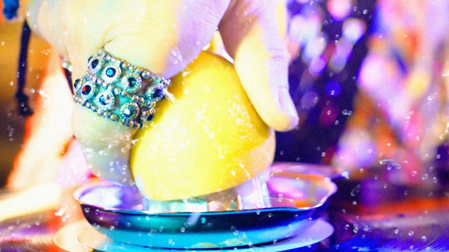日本蒸留酒酒造組合CM「DJ KOO類、誕生」編より。