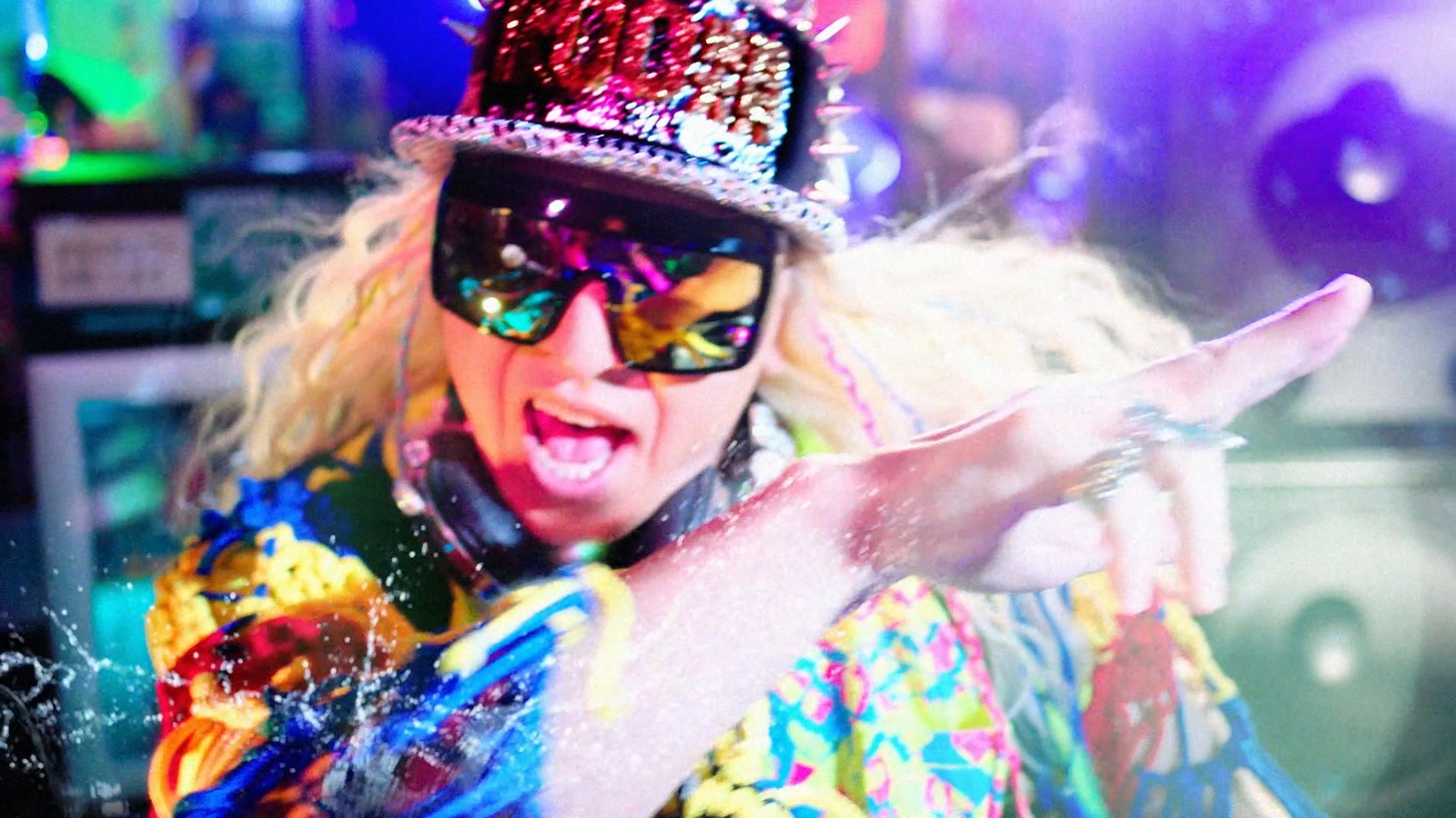 日本蒸留酒酒造組合CM「DJ KOO類、誕生」編より。