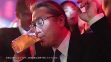 日本蒸留酒酒造組合CM「DJ KOO類、誕生」編より。