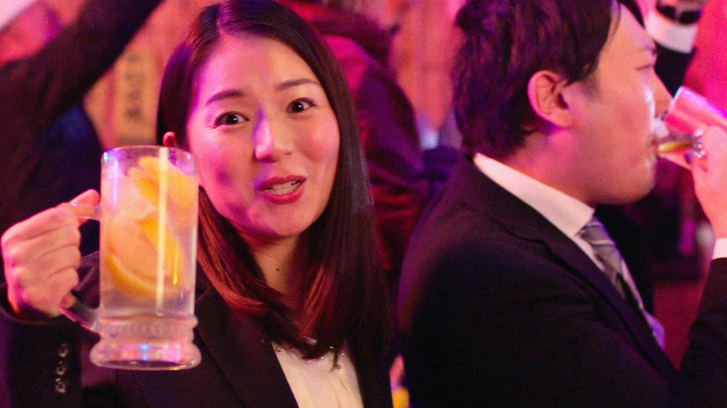 日本蒸留酒酒造組合CM「DJ KOO類、誕生」編より。