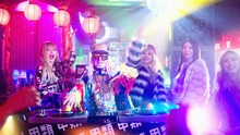 日本蒸留酒酒造組合CM「DJ KOO類、誕生」編より。