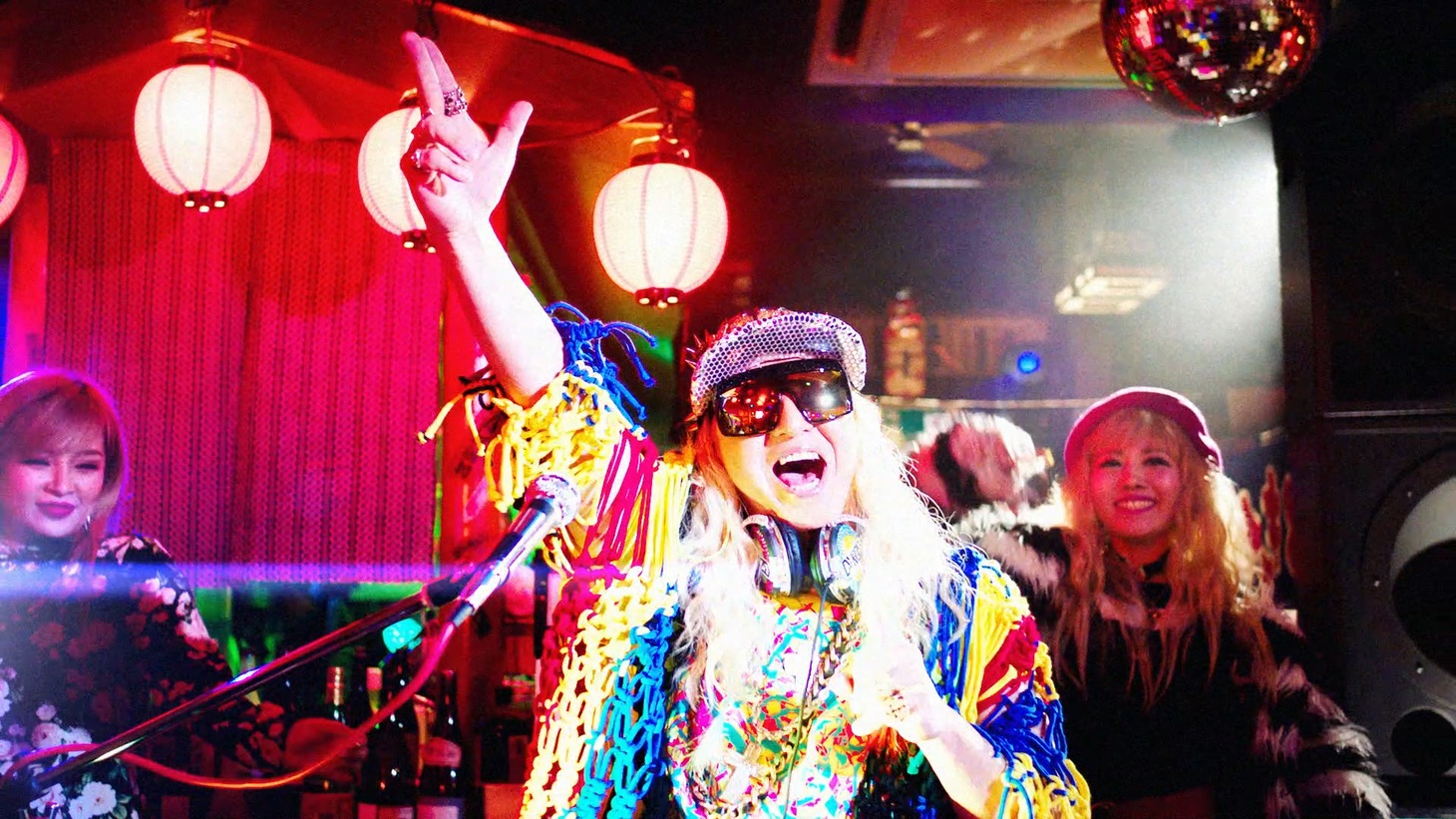 日本蒸留酒酒造組合CM「DJ KOO類、誕生」編より。