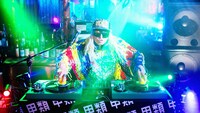 日本蒸留酒酒造組合CM「DJ KOO類、誕生」編より。