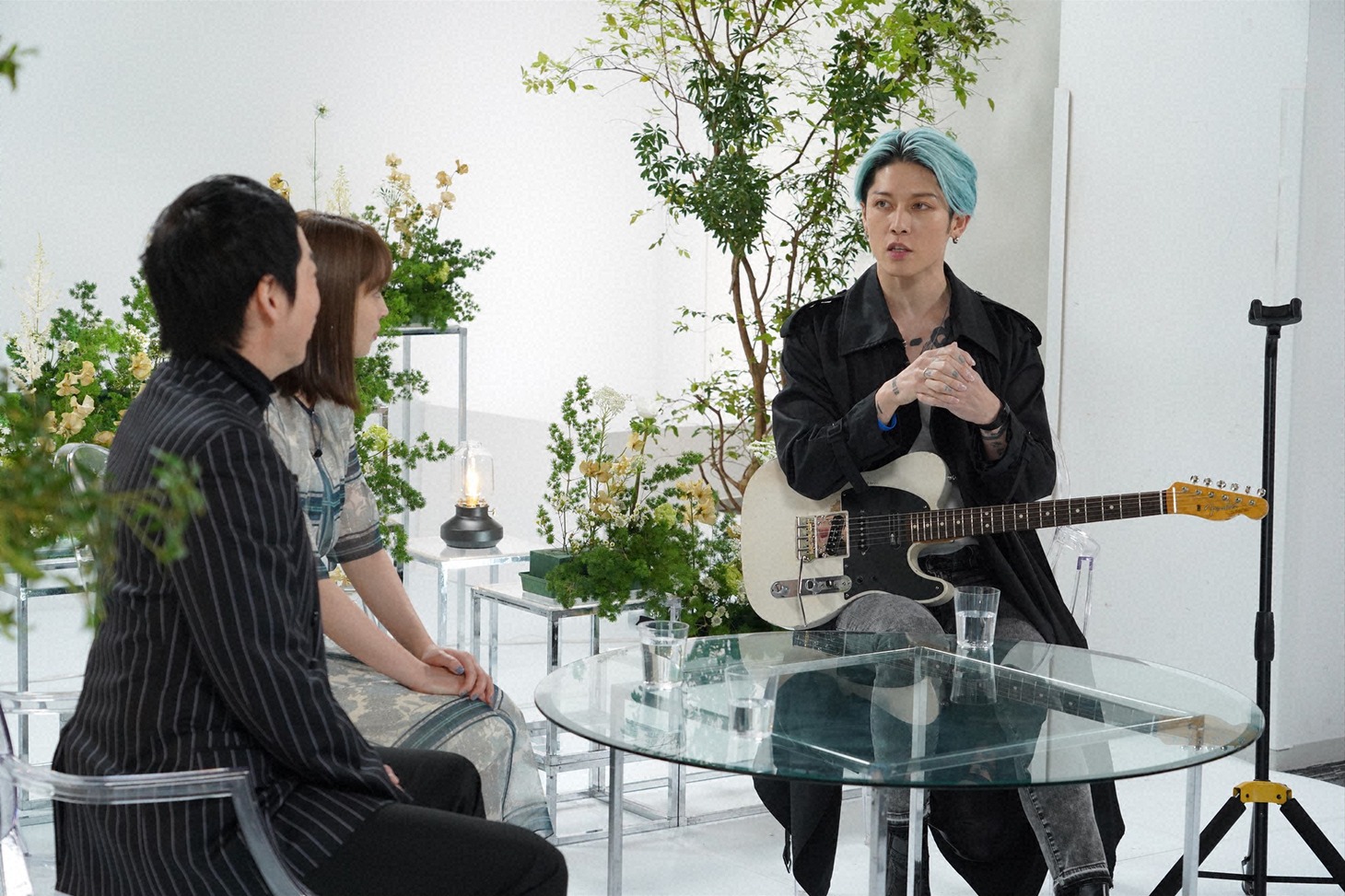 左から今田耕司、広瀬アリス、MIYAVI。(c)NTV