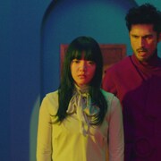 平井堅×あいみょん、だるまさんが転んだで恋模様描く「怪物さん」MV