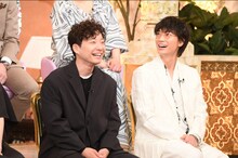 左から星野源、綾野剛。(c)TBS