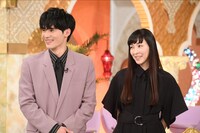 左から岡田健史、麻生久美子。(c)TBS
