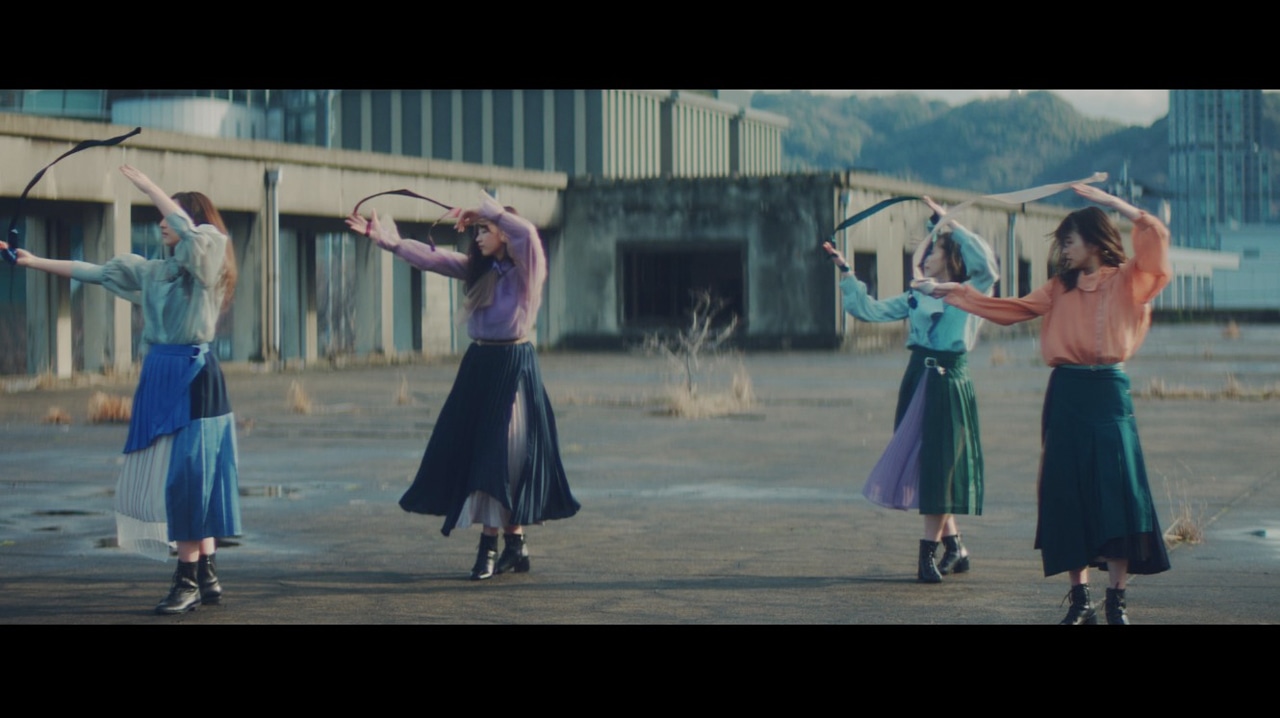 HKT48「３-２」ミュージックビデオのワンシーン。(c) Mercury