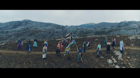 HKT48「３-２」ミュージックビデオのワンシーン。(c) Mercury