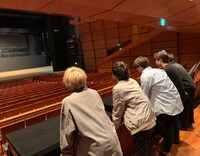 東京・東京国際フォーラム ホールCの下見をするCUBERS。