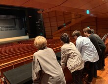 東京・東京国際フォーラム ホールCの下見をするCUBERS。