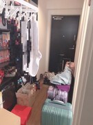 プー・ルイの部屋とメンバーのキャリーケース。