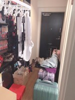 プー・ルイの部屋とメンバーのキャリーケース。