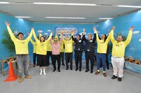 バンザイする出演者。(c)テレビ朝日