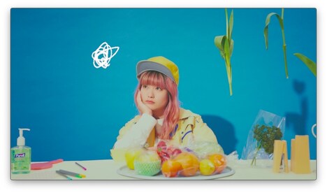 SHE IS SUMMER「綺麗にきみをあいしてたい」ミュージックビデオのワンシーン。