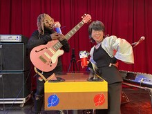 左からサンダーキャット、中村佳穂。