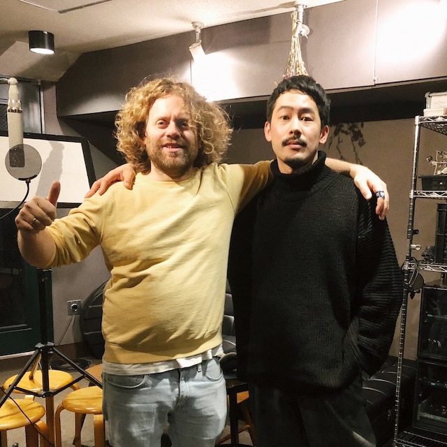 左からベニー・シングス、TENDRE。