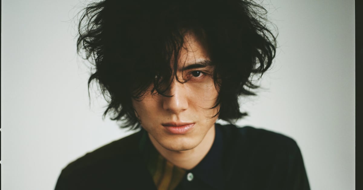 藤井風、1stアルバム初回限定盤に“歌とピアノ一本勝負”のカバーCD付属 