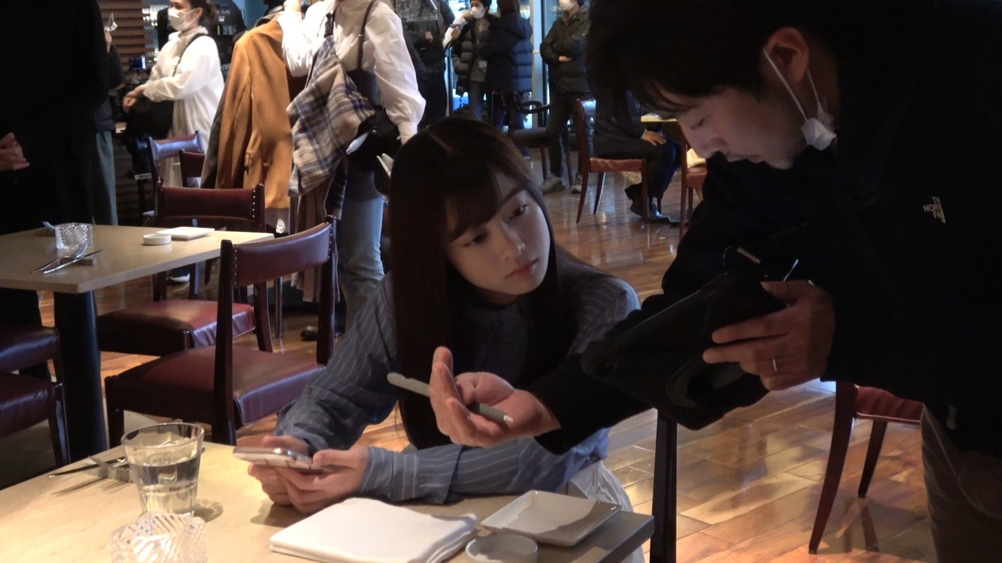 「放置少女～百花繚乱の萌姫たち～」CMのメイキングシーン。