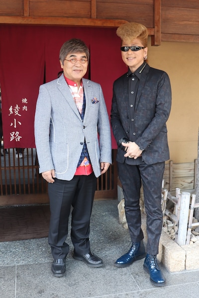 綾小路きみまろと綾小路翔（氣志團）。(c)日活・チャンネル NECO