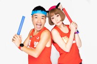 左から猫ひろし、中村ピアノ。