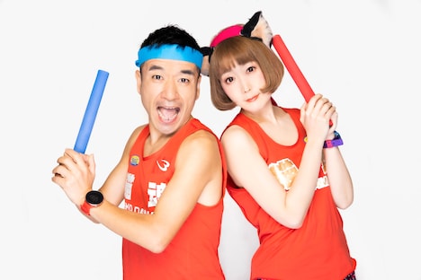 左から猫ひろし、中村ピアノ。