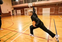 華麗なピッチングフォームを見せる関口メンディー。（撮影：荒金大介） (c)ABEMA